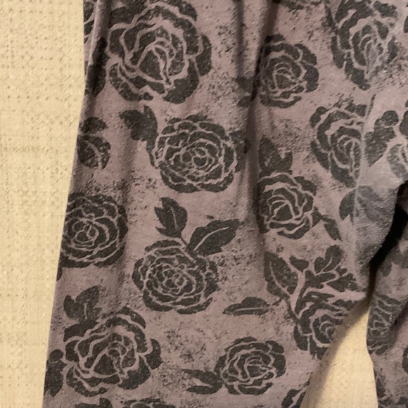 Xhilaration Gray Floral Leggings - Picture 3 of 5